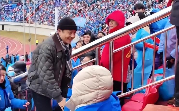 世界杯比赛直播平台-主持人汪涵在永州看足球赛!眼袋肿胀,胡子花白,岁月感挡不住